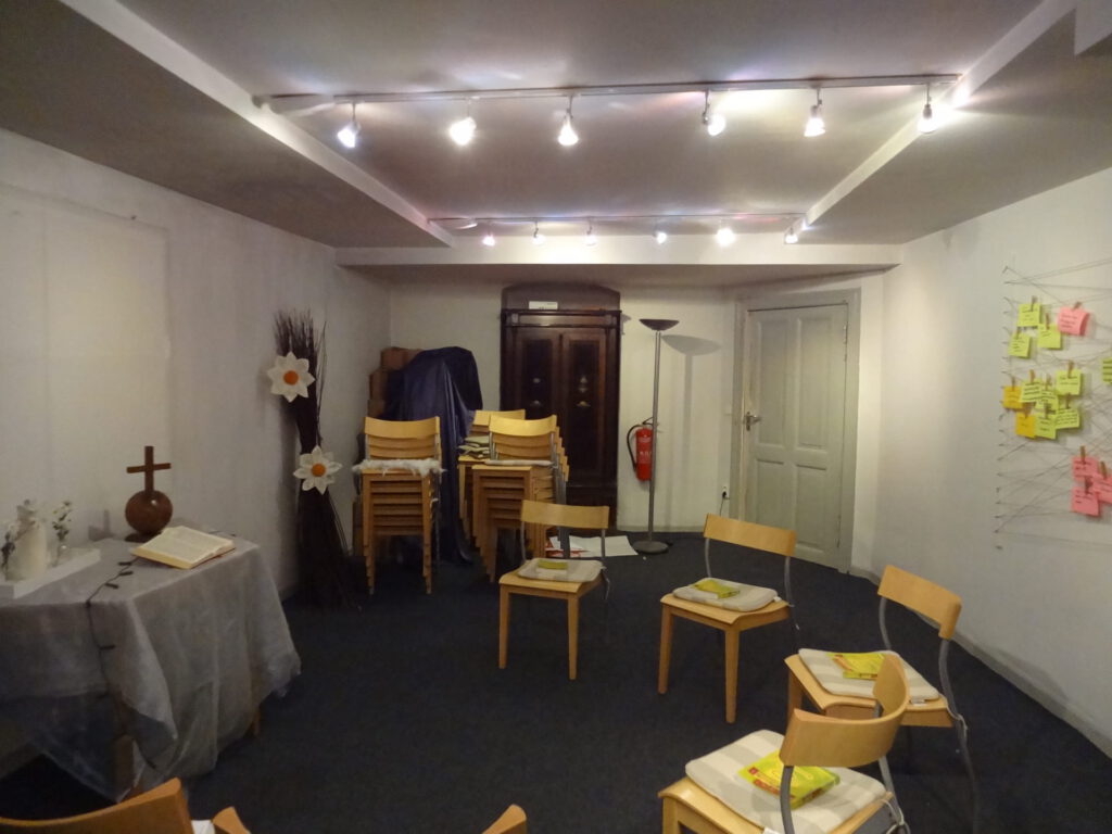 Andachtsraum Vorderseite vor Umgestaltung mit Sitzgruppierung nach links
