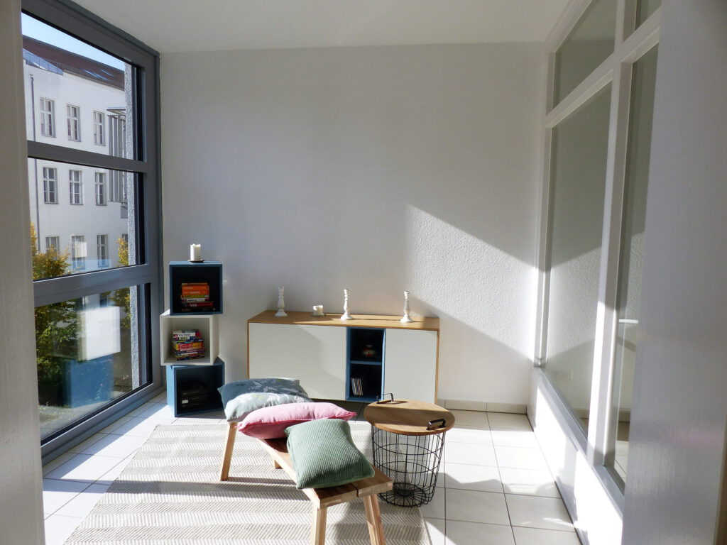 Arbeitsraum Blick 13 vorher mit Kleinregal, Sideboard, Bank und Drahtkorb