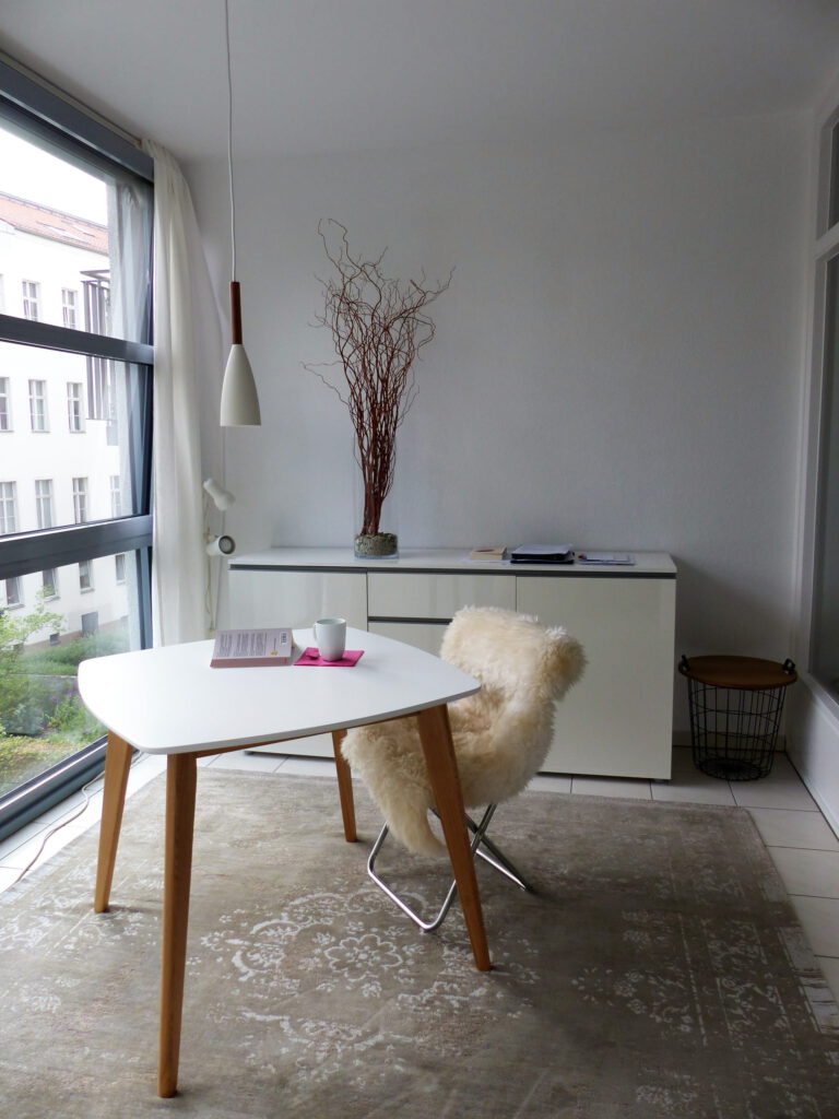 Arbeitsraum Blick 13 nachher mit Tisch, Stuhl, Lampe, Sideboard und Drahtkorb