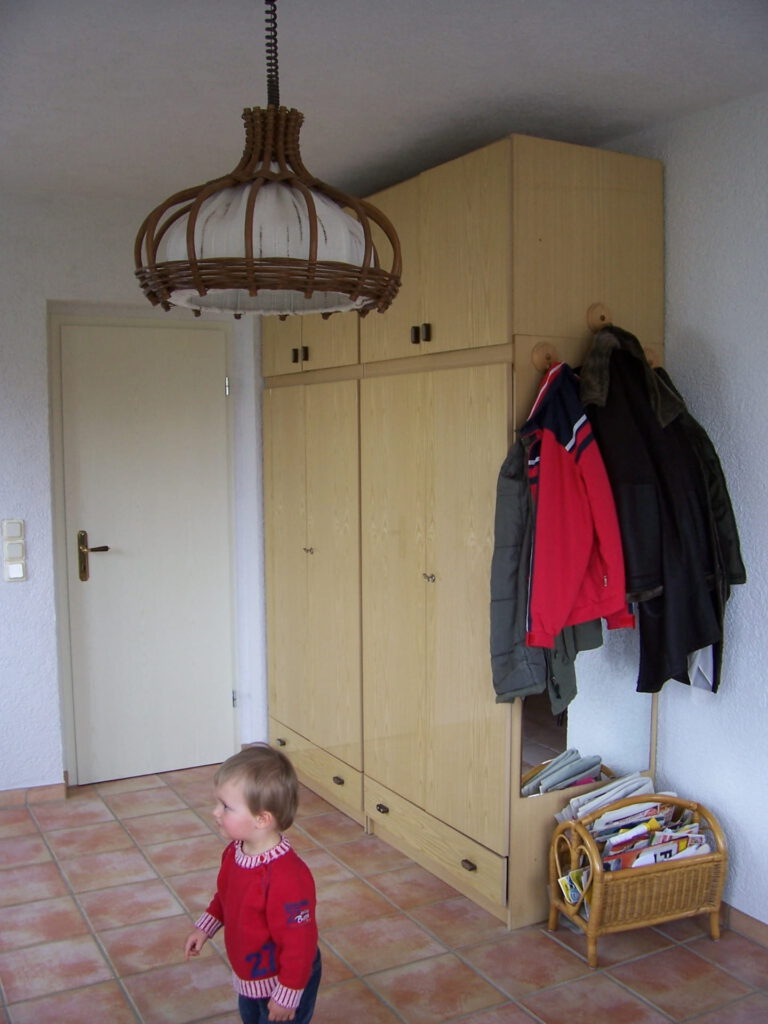 Eingangsbereich Garderobe vor Umgestaltung mit einzeln haengender Garderobenstuecken