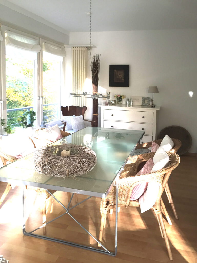 Essbereich komplett nach Umgestaltung mit weissem Schubladenelement