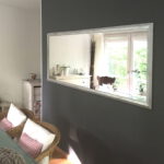 Essbereich Wand nach Umgestaltung mit grossem Spiegel auf grauem Hintergrund