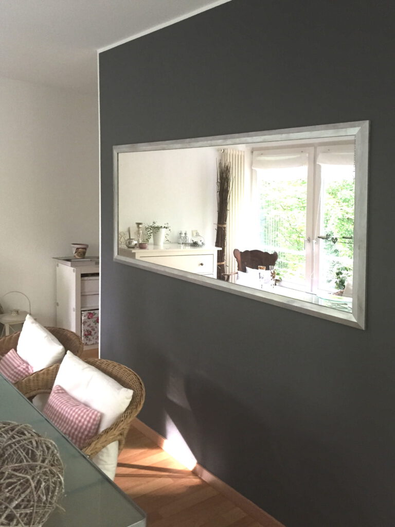 Essbereich Wand nach Umgestaltung mit grossem Spiegel auf grauem Hintergrund