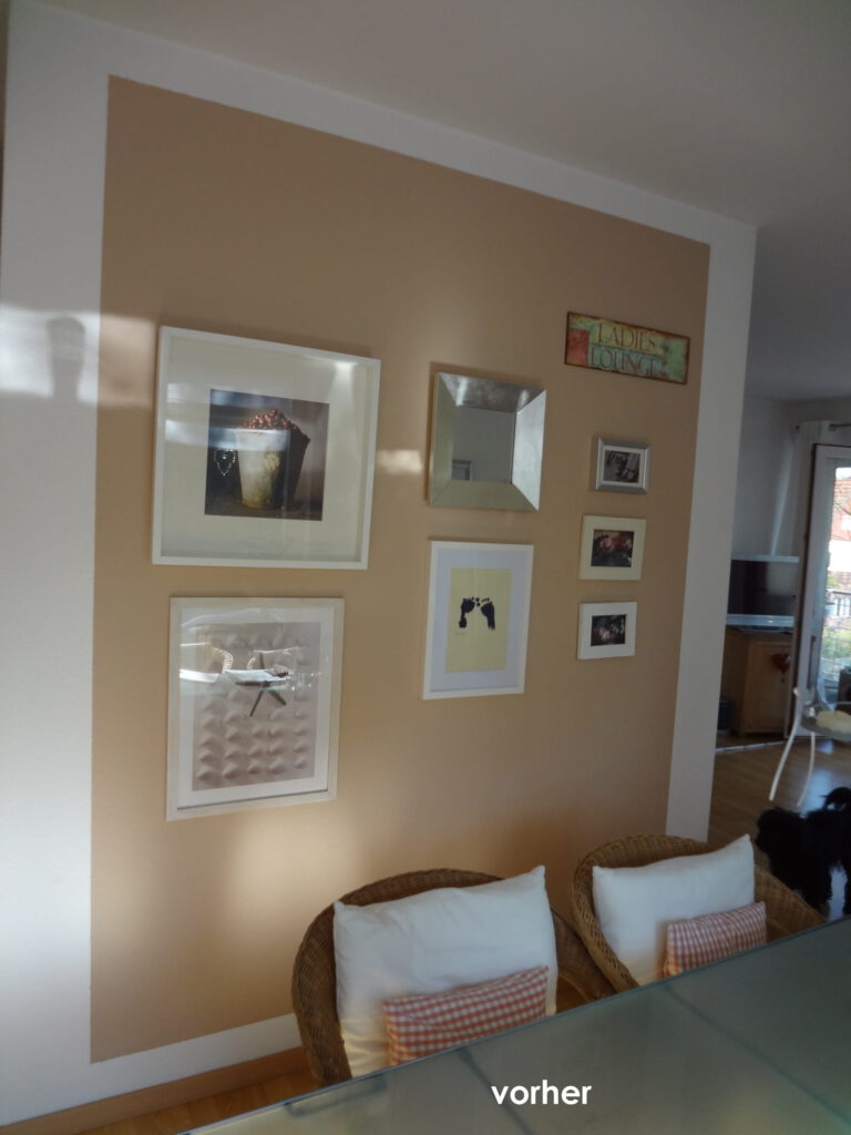 Essbereich Wand vor Umgestaltung mit Bildern auf hellbraunem Hintergrund