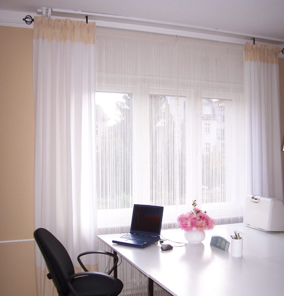 Fenster Arbeitszimmer mit Vorhaengen
