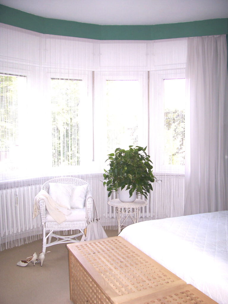 Fenster-Erker-mit Vorhaengen