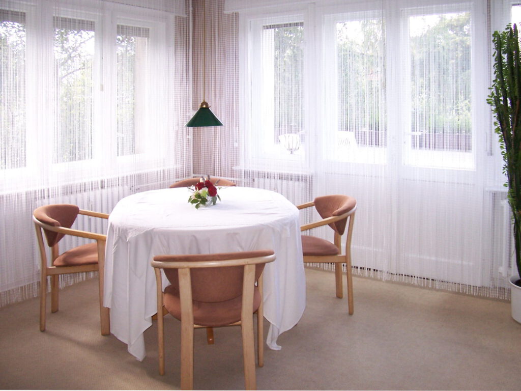 Fenster Essplatz mit Vorhaengen