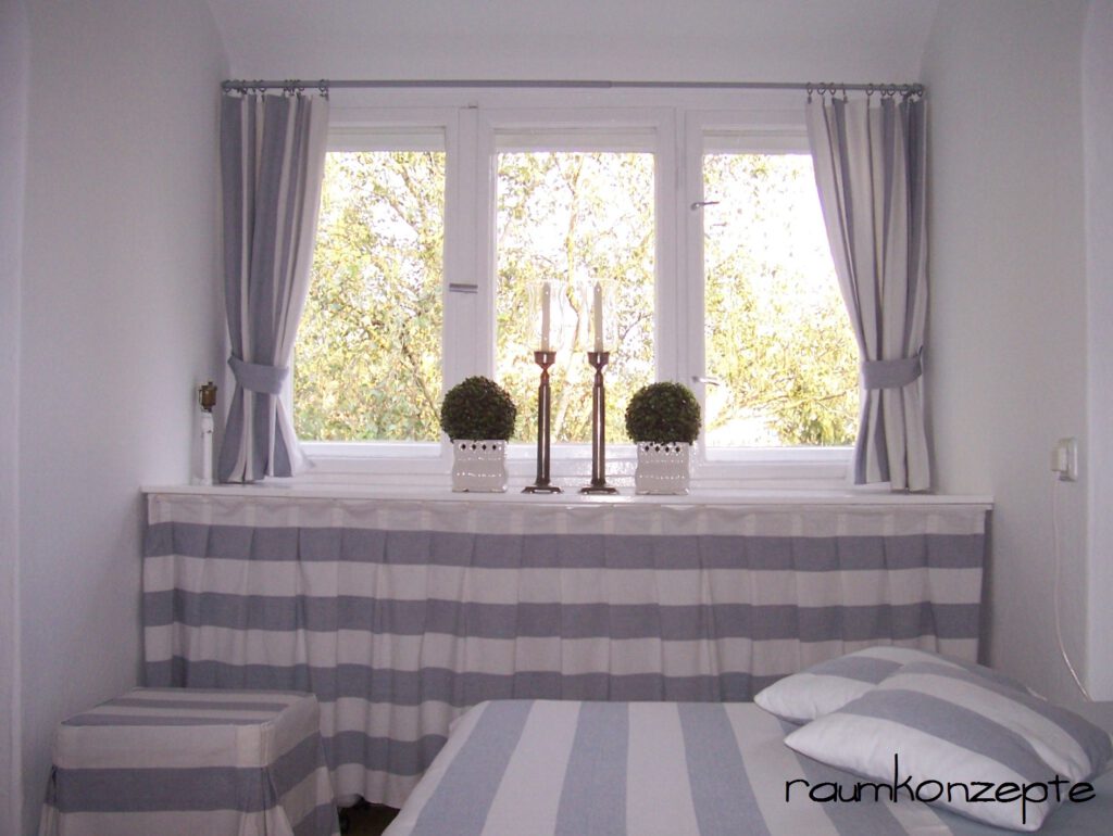 Fenster Jugendzimmer mit Vorhaengen