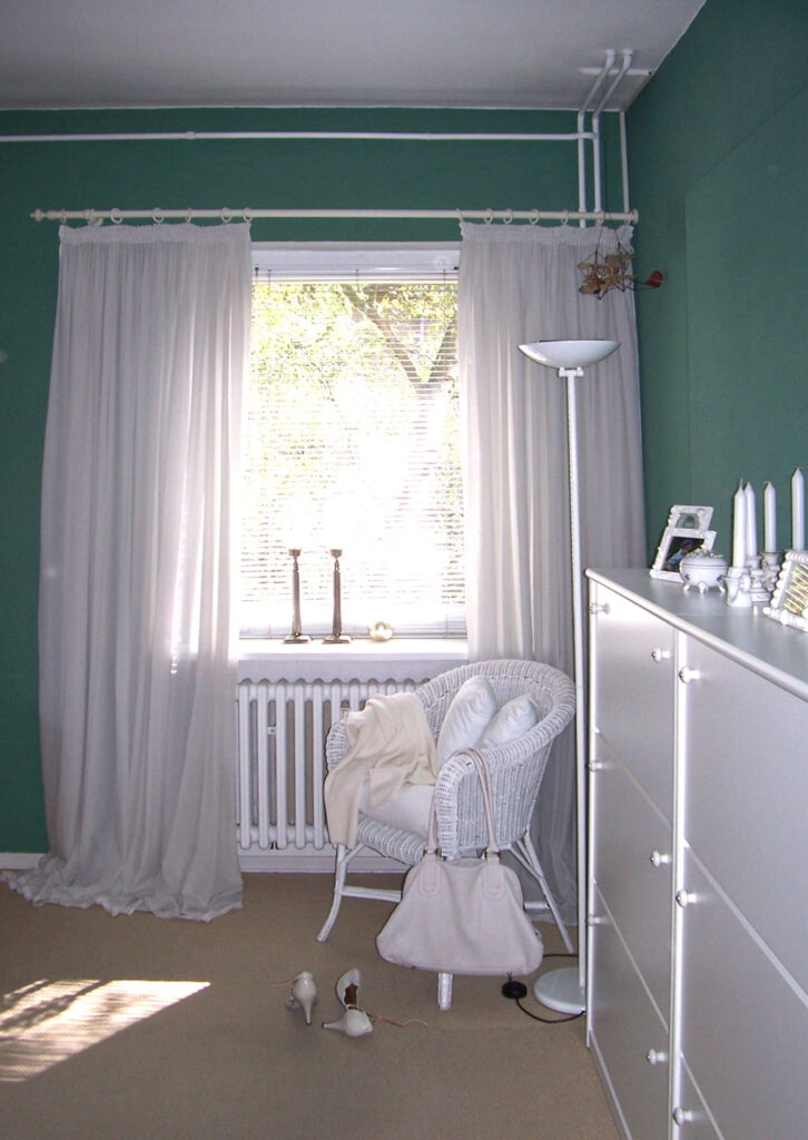 Fenster Schlafzimmer mit Vorhaengen