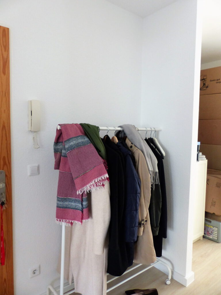 Flur Blick 2 vorher mit Garderobenstaender und Abstellnische