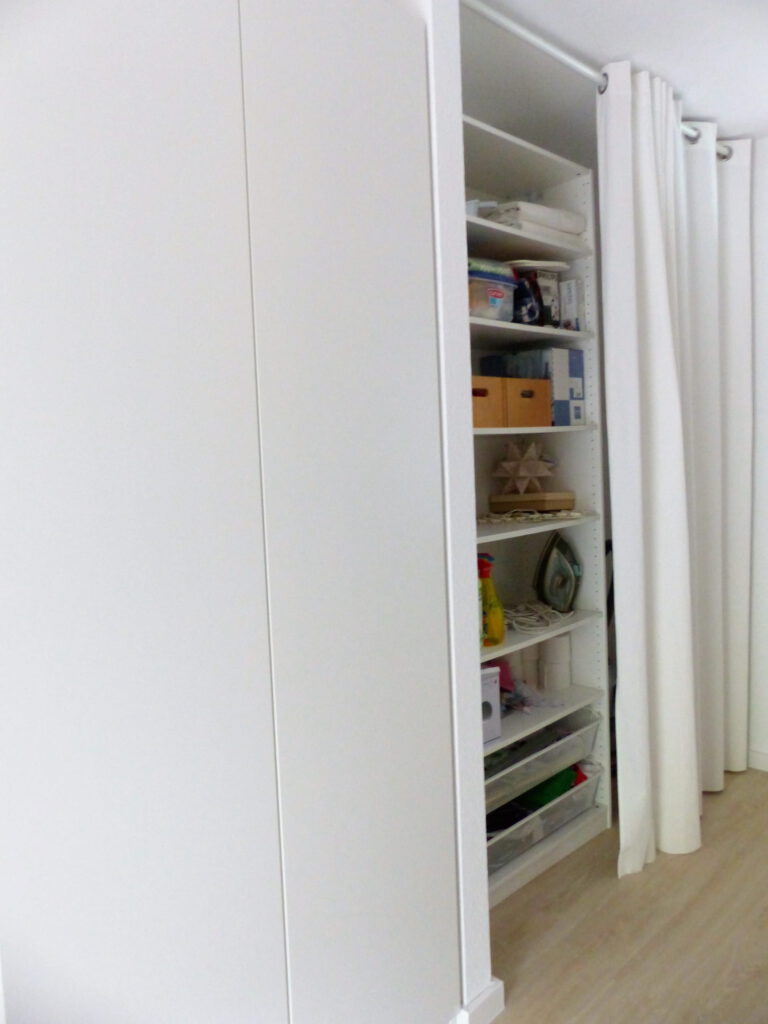 Flur Blick 2 nachher mit Regal in Abstellnische