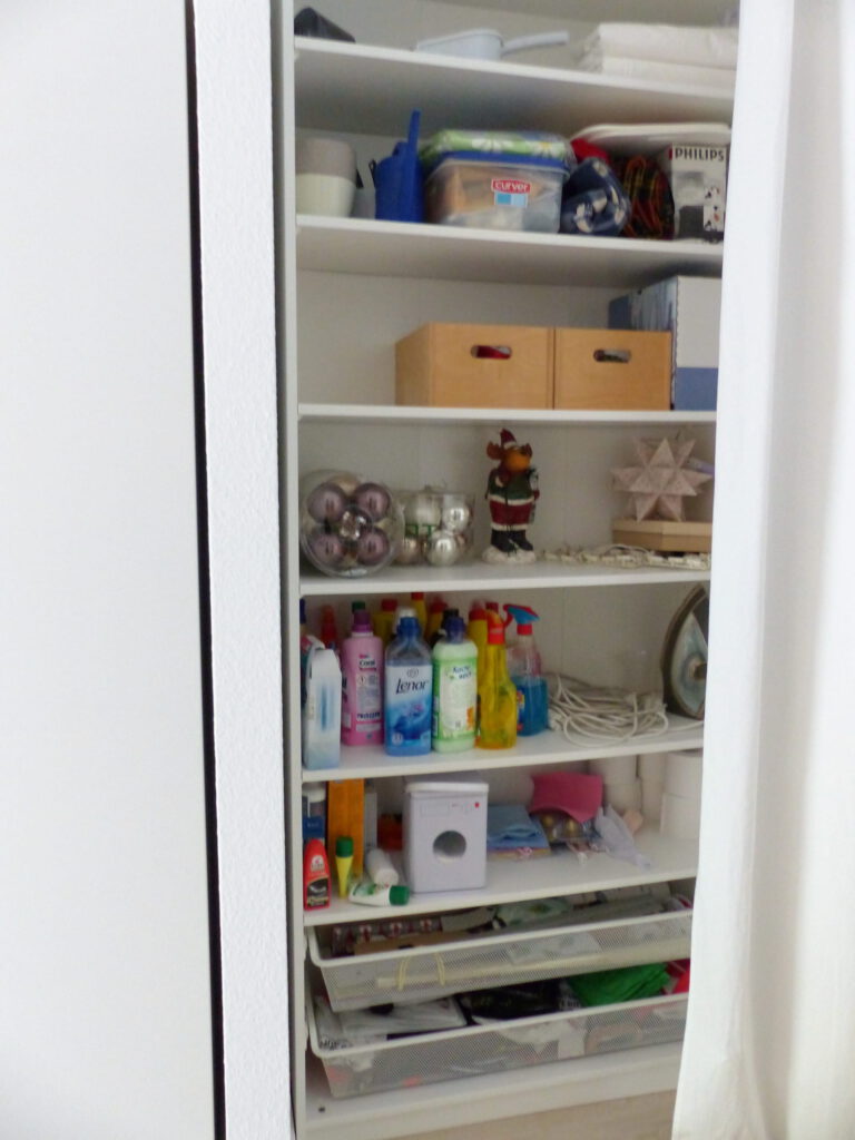 Flur Blick 2 nachher mit Regal und offenem Vorhang in Abstellnische