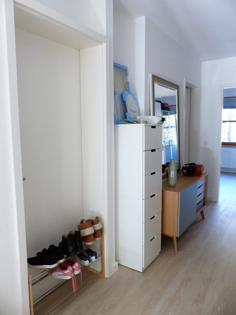 Flur Blick 3 vorher mit Schuhablage in Tuer, Schubladenelement, Sideboard, Spiegel und Schlafzimmertuer