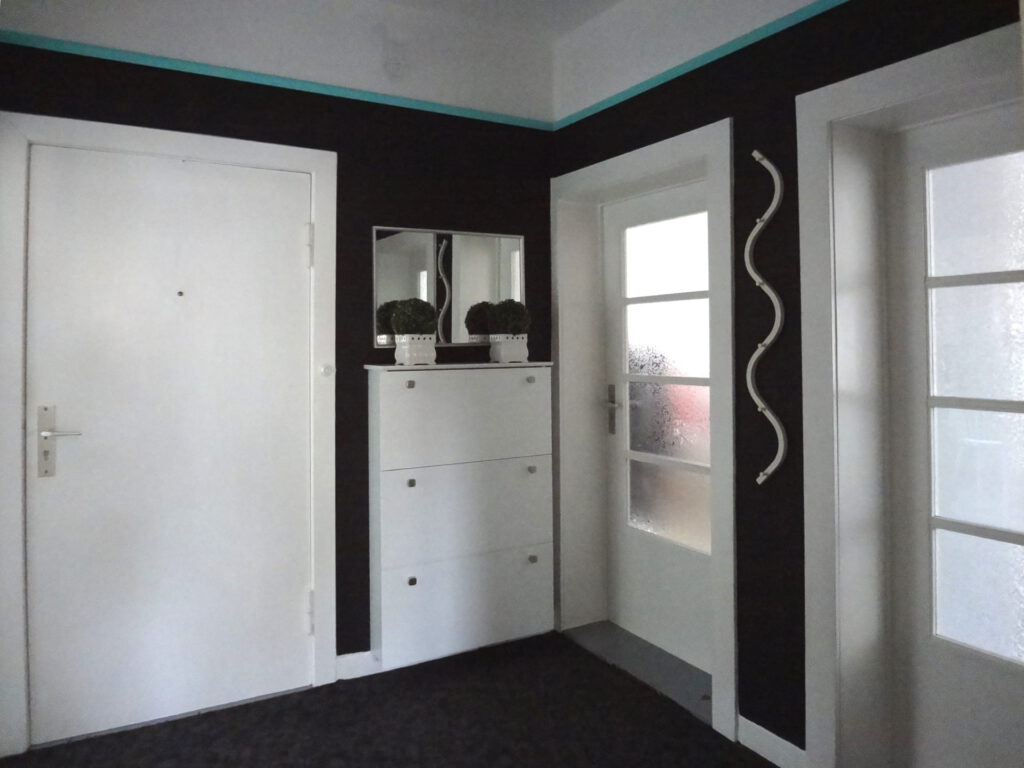 Flur nach Umgestaltung in schwarz mit kraeftigem Farbkontrast