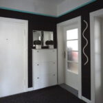 Flur nach Umgestaltung in schwarz mit kraeftigem Farbkontrast