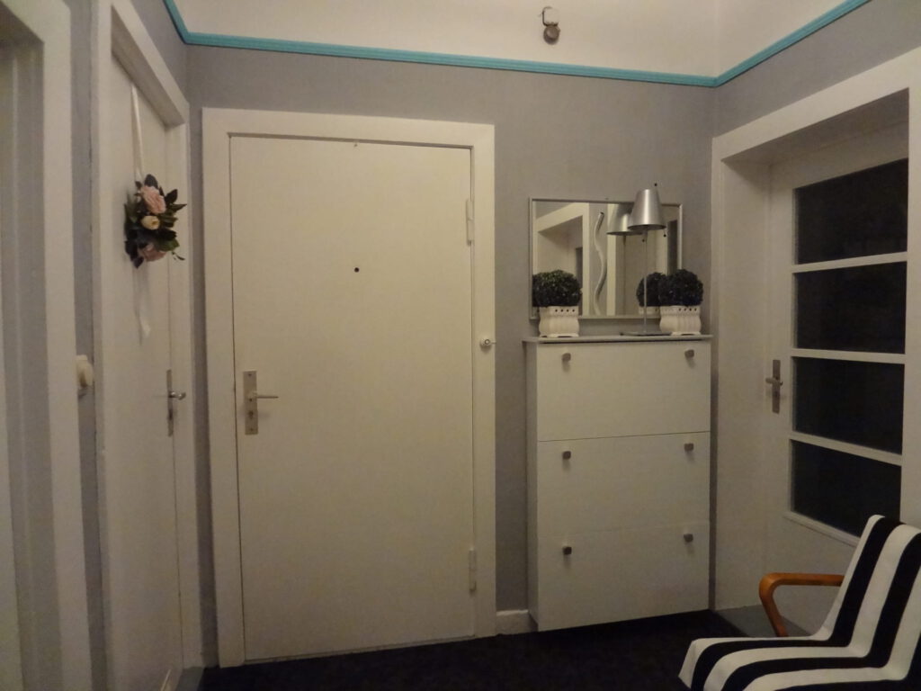 Flur vor Umgestaltung in grau mit wenig Farbkontrast