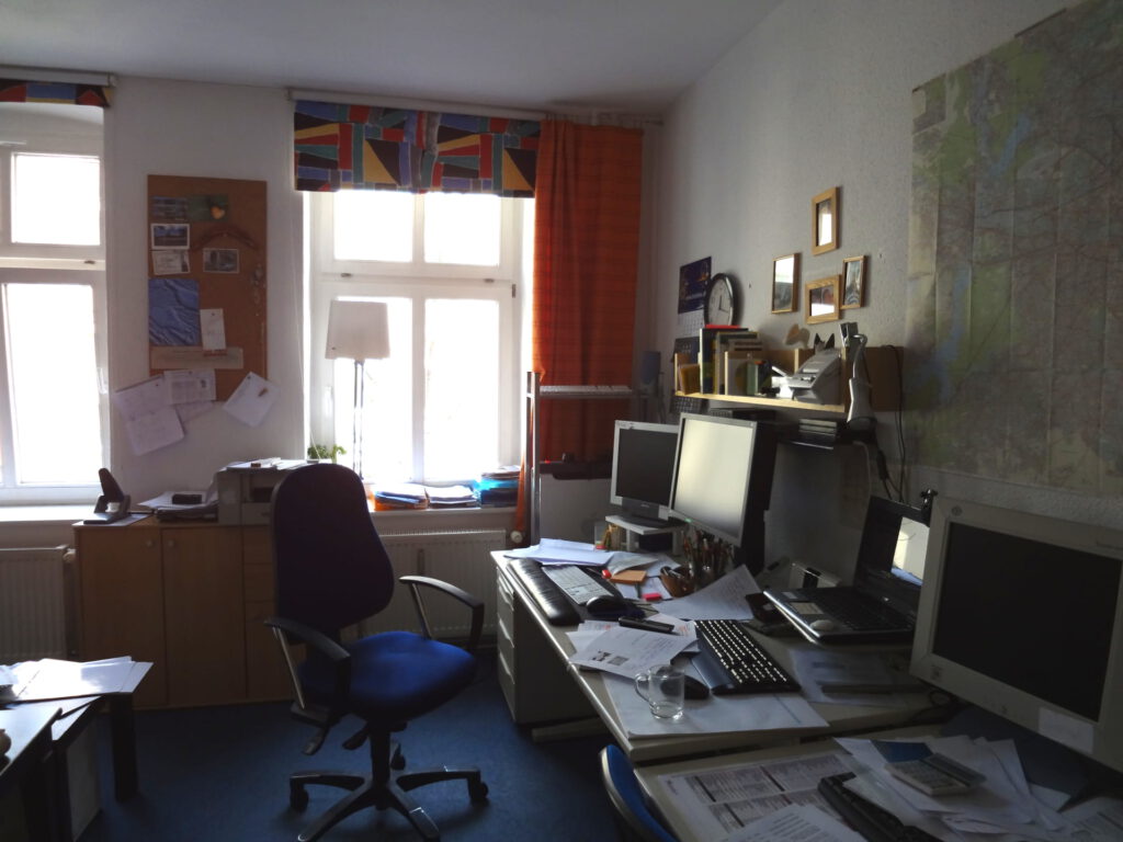 Homeoffice Fensterseite vor Umgestaltung