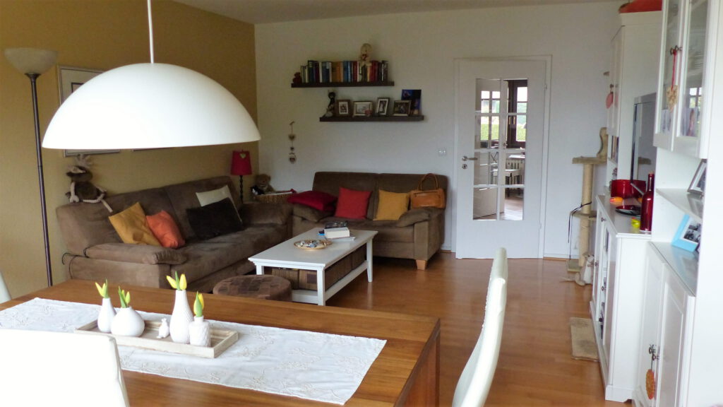 Internet-Wohnzimmer-vorher mit engem Eindruck durch große Möbel