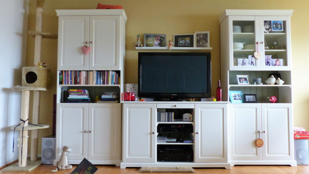 Internet-Wohnzimmer-vorher mit überreich dekorierten Schrankelementen