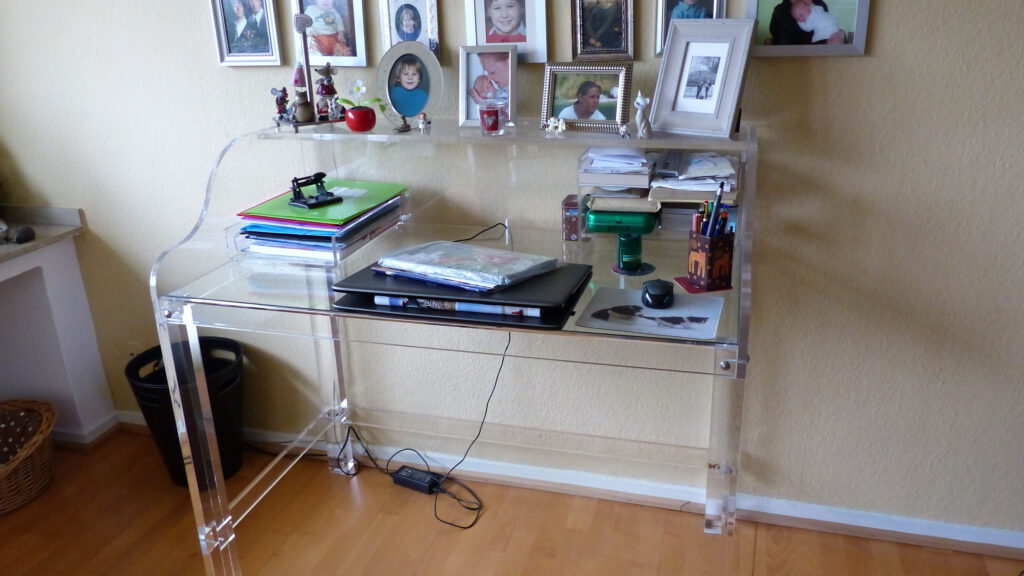 Internet-Wohnzimmer-vorher mit Glastisch vor brauner Wand