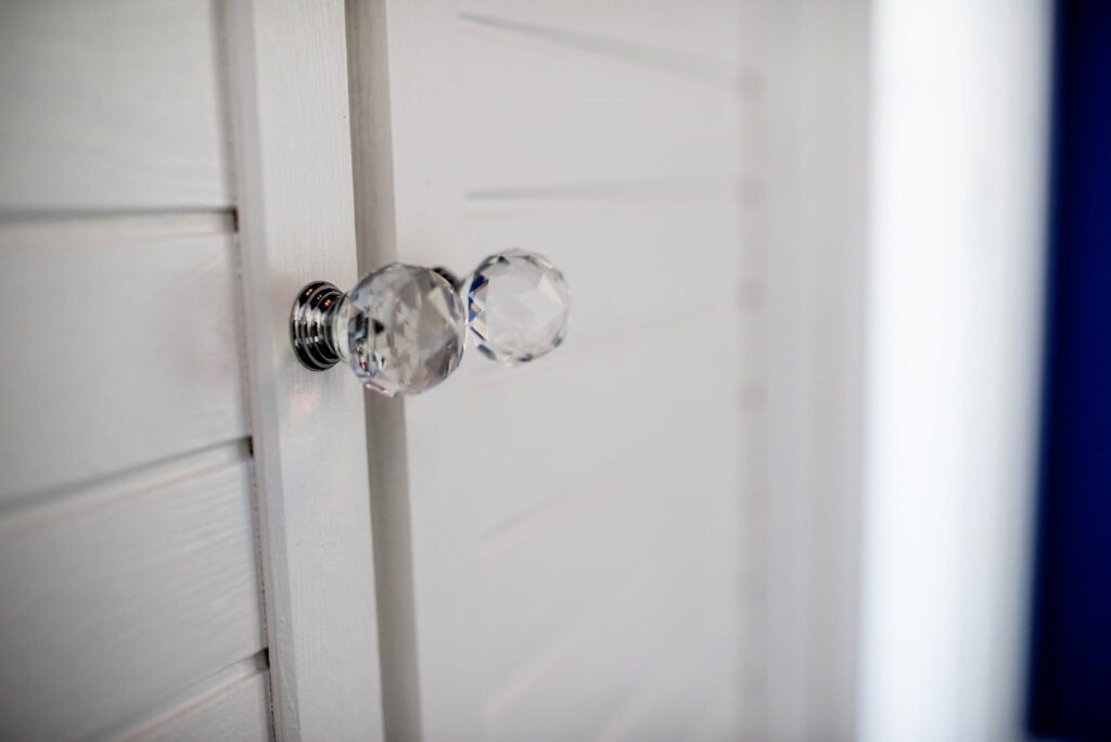 kleiner blauer Innen-Flur mit Kristall-Türknaufen am Wandschrank