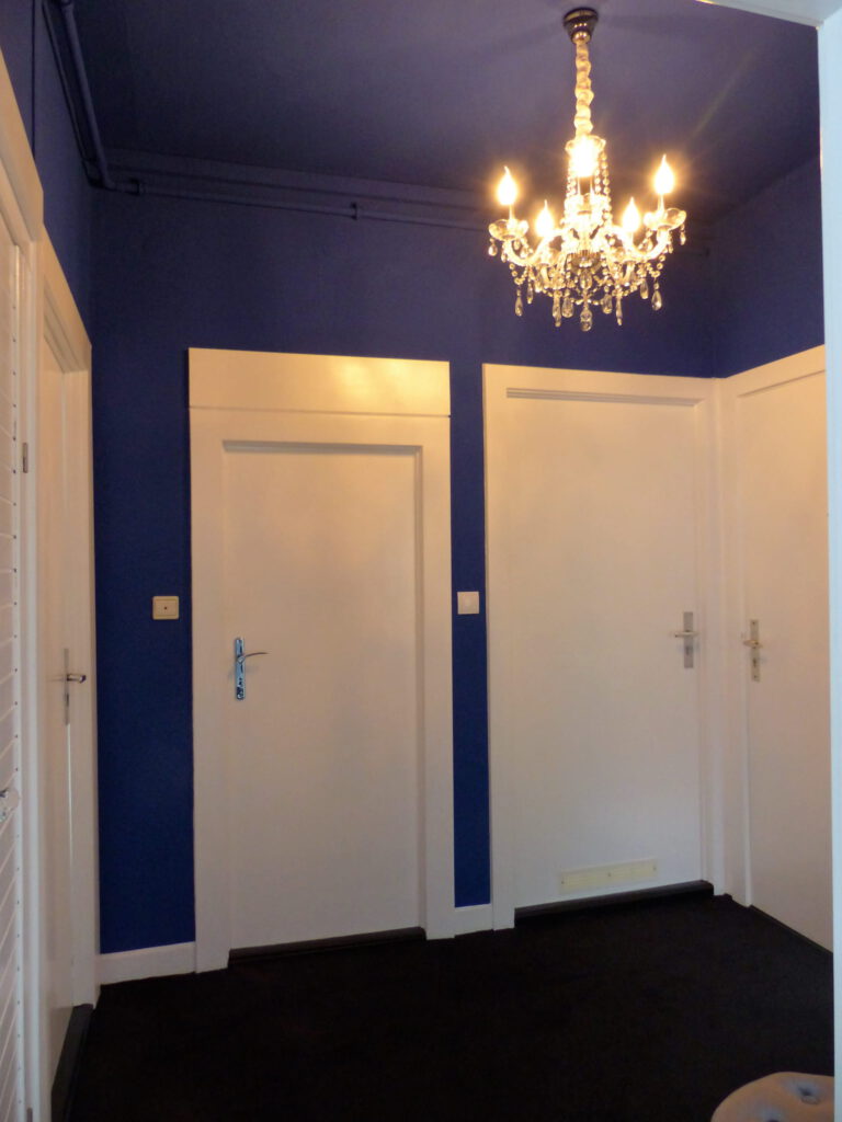 kleiner blauer Innen-Flur mit Höhenausgleich Badtür