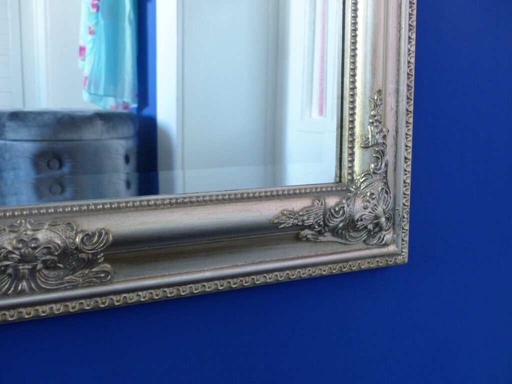kleiner blauer Innen-Flur mit silbernem Spiegelrahmen