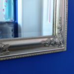 kleiner blauer Innen-Flur mit silbernem Spiegelrahmen