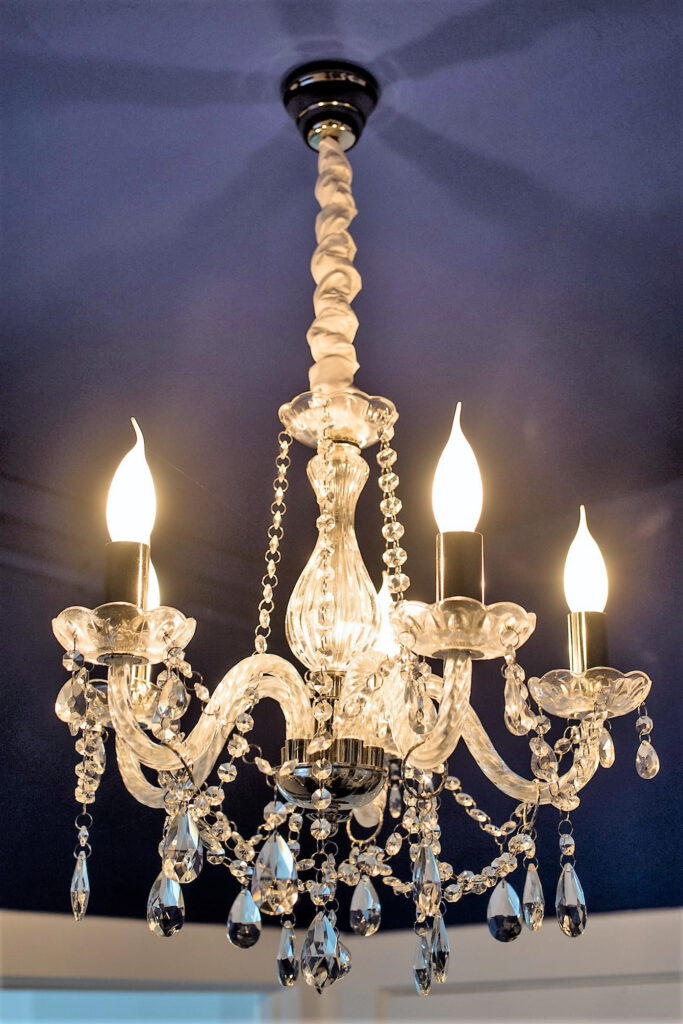 kleiner blauer Innen-Flur mit leuchtenden Kerzenbirnen