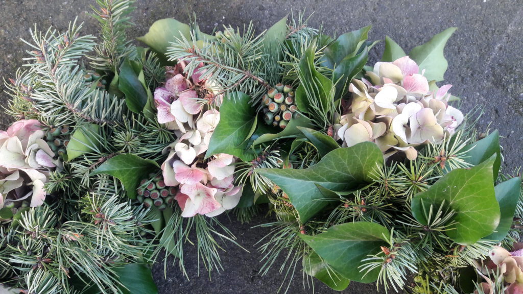Kranz aus Hortensien, Tanne und Efeu-Samenständen