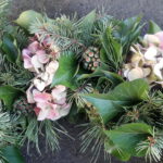 Kranz aus Hortensien, Tanne und Efeu-Samenständen