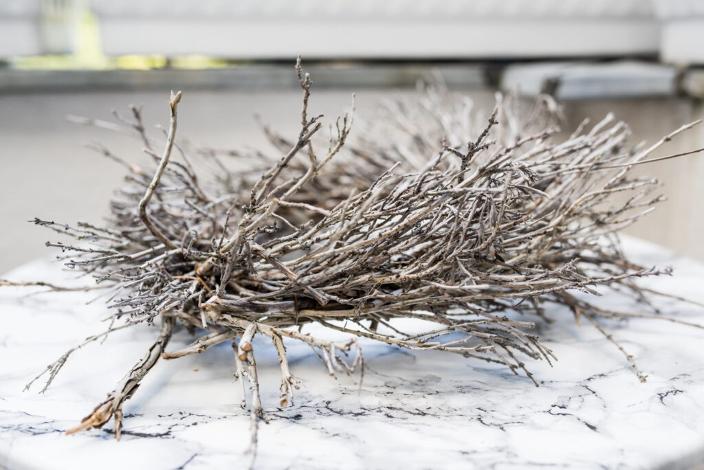 Kränze aus Lavendel-Zweigen: Einer auf der Terrasse als Tischdekoration