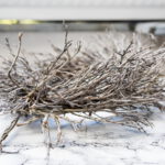 Kränze aus Lavendel-Zweigen: Einer auf der Terrasse als Tischdekoration