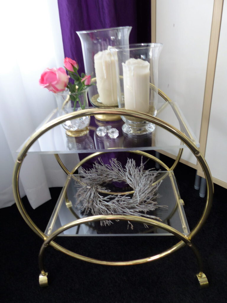 Kränze aus Lavendel-Zweigen: Einer auf dem Servierwagen