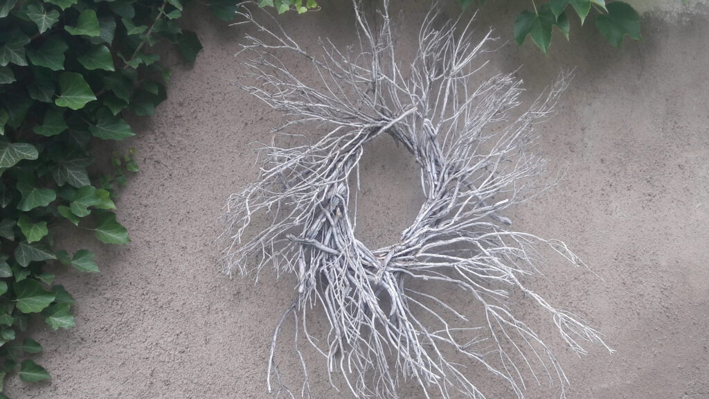 Kränze aus Lavendel-Zweigen: Einer an der Wand unter Efeu