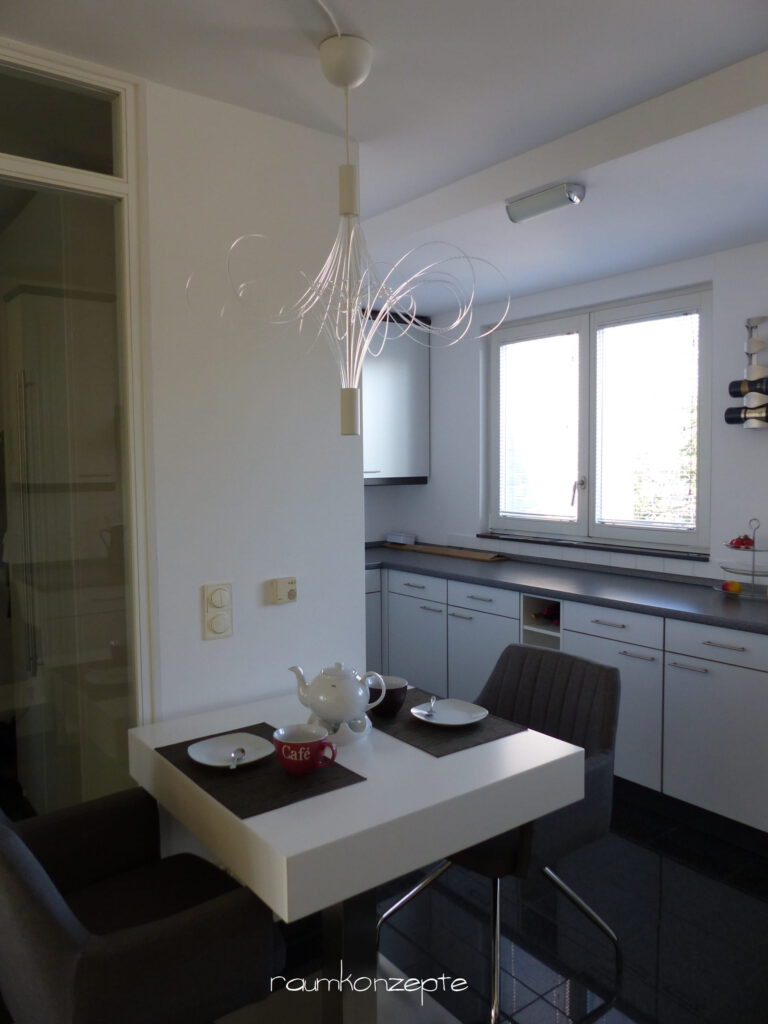 Kueche und Essplatz als räumliche und gestalterische Einheit