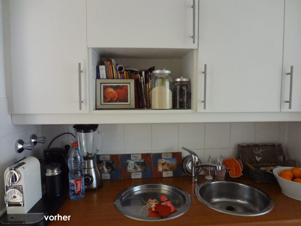 Essbereich Wand nach Umgestaltung mit grossem Spiegel auf grauem Hintergrund