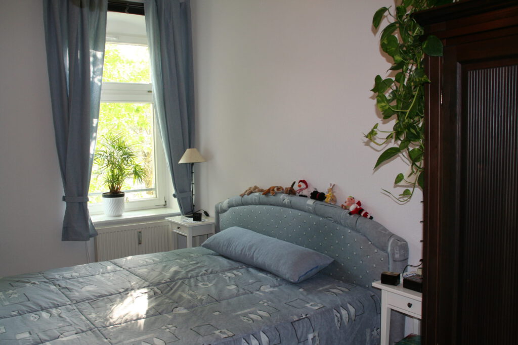 Schlafzimmer-Fenster rechts nach Umgestaltung mit Vorhaengen