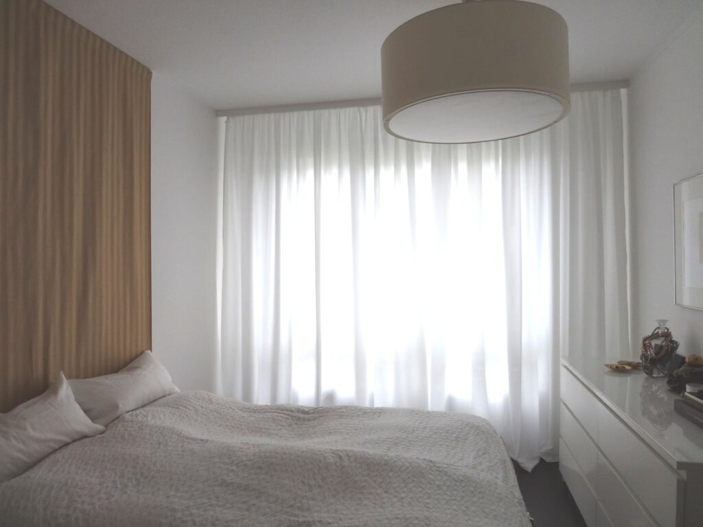 Schlafzimmer-Fenster mit geschlossener Uebergardine