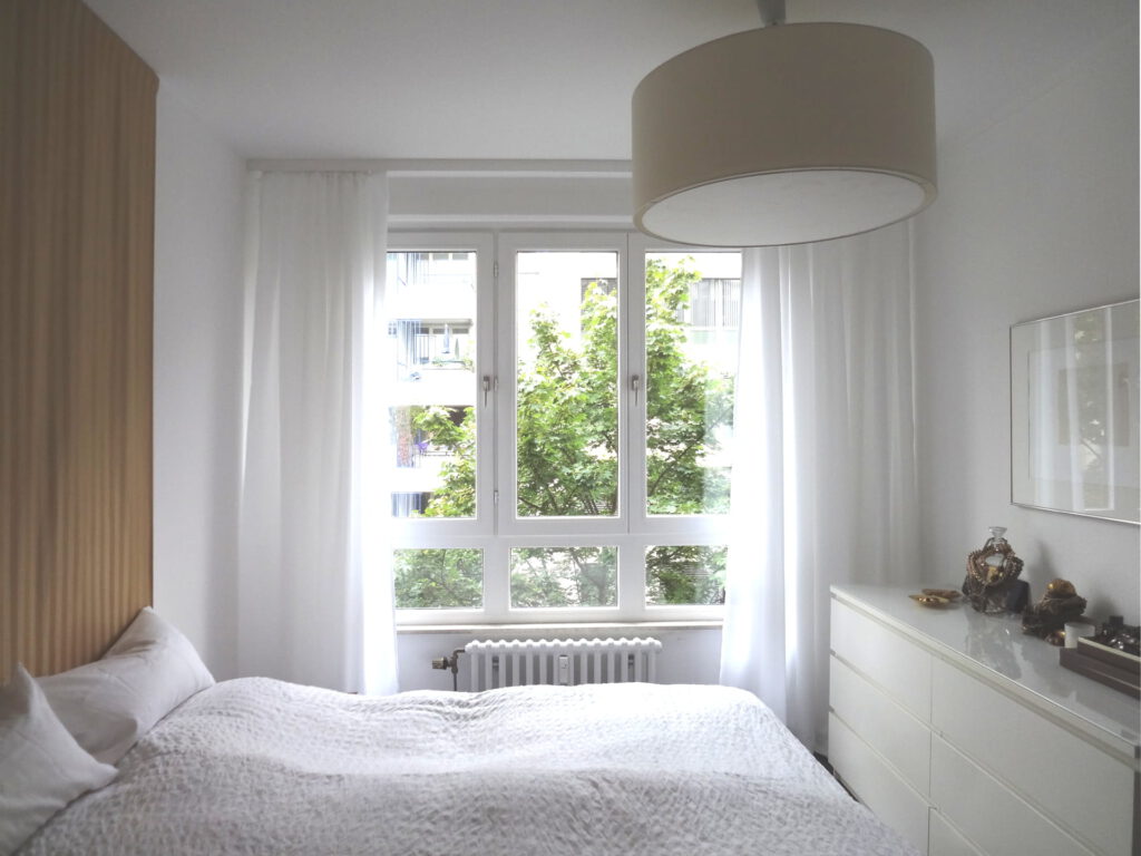 Schlafzimmer-Fenster mit offener Uebergardine