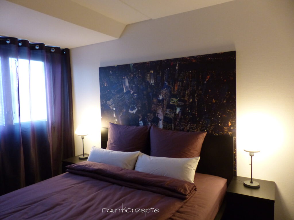 Schlafzimmer mit dunklen Farben und Bild Manhattan bei Nacht