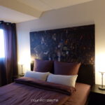 Schlafzimmer mit dunklen Farben und Bild Manhattan bei Nacht