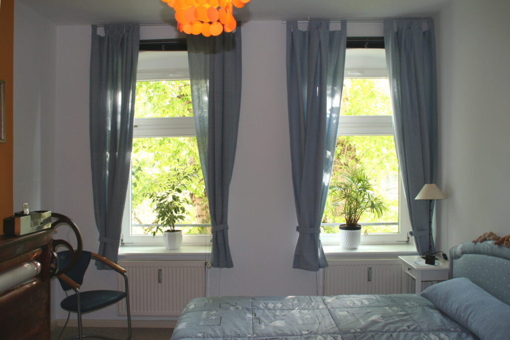 Schlafzimmer Raumaufteilung nach Umgestaltung Bett rechts