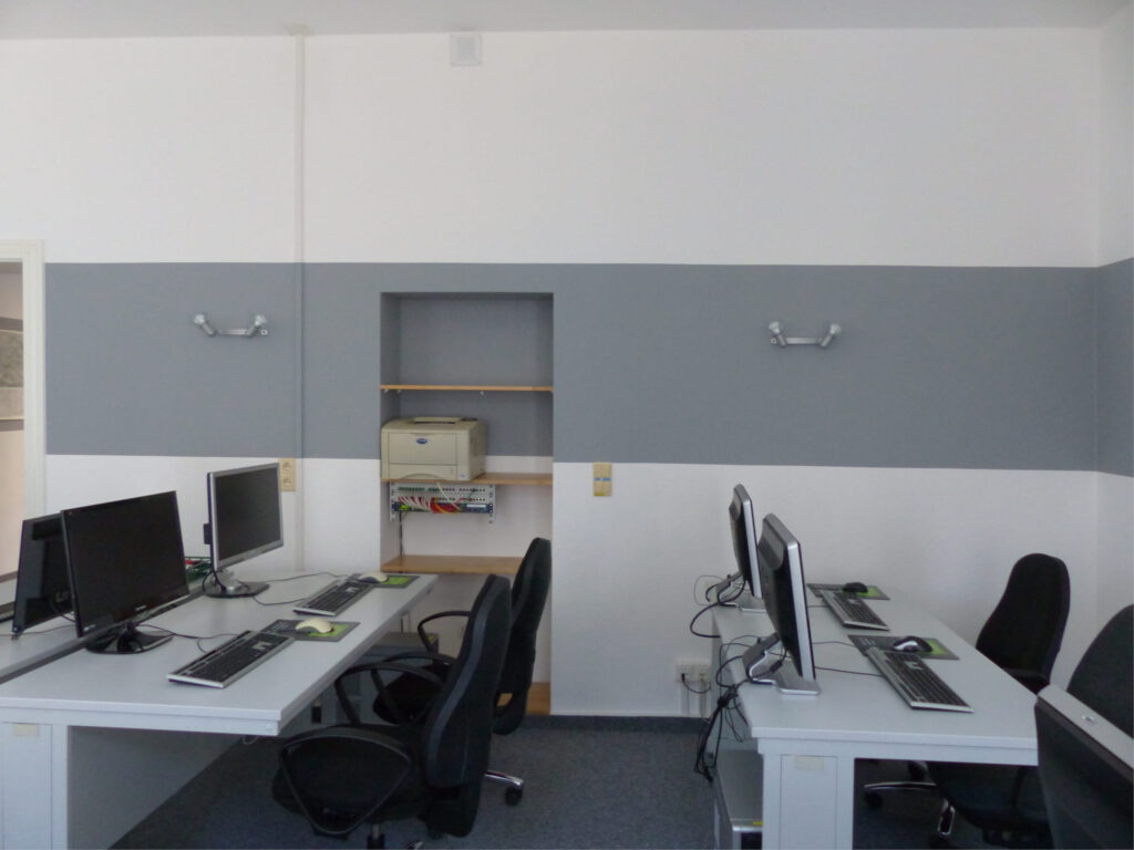 Schulungsraum nach Umgestaltung Seite mit Wandnische in weiß und grau