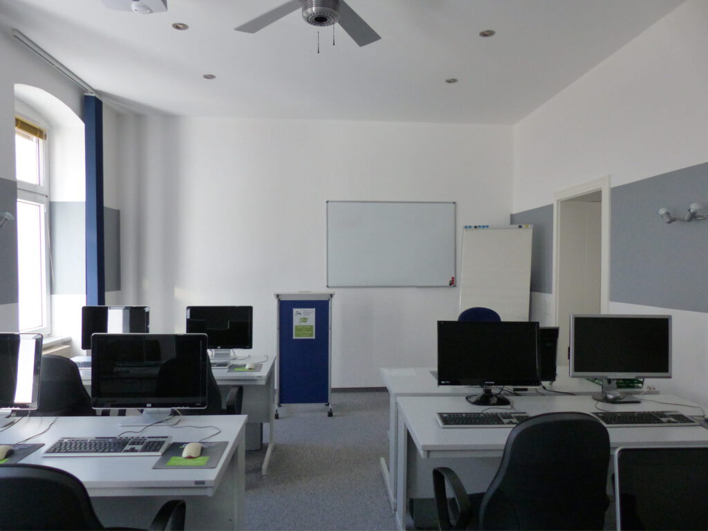 Schulungsraum nach Umgestaltung Vorderseite mit weißer Wand ohne optisch separate Präsentationsfläche