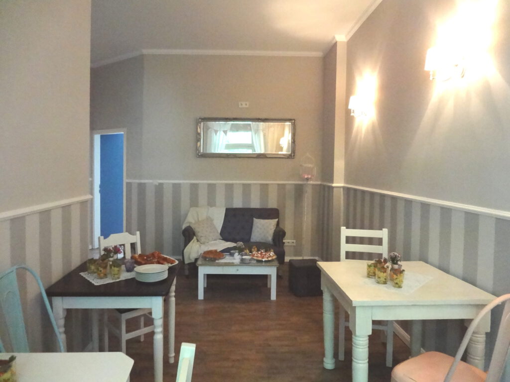 Shop Sitzplaetze hinten nach Umgestaltung mit Sofa- und Stuhlbereich