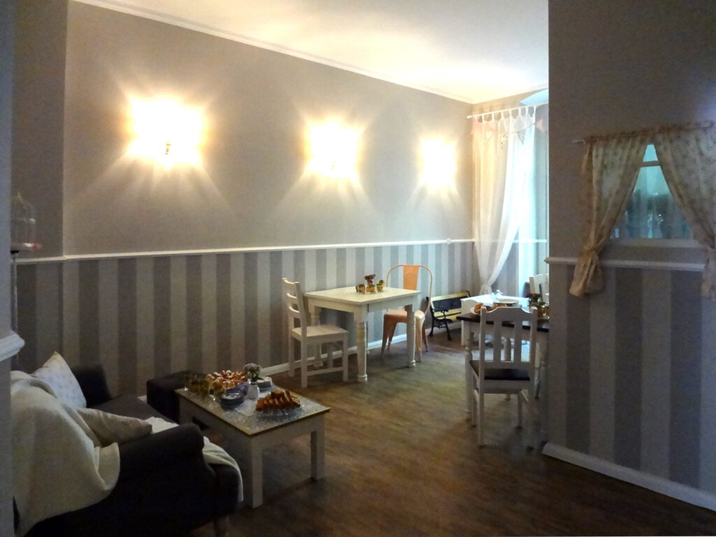 Shop Sitzplaetze vorn nach Umgestaltung mit Sofa- und Stuhlbereich