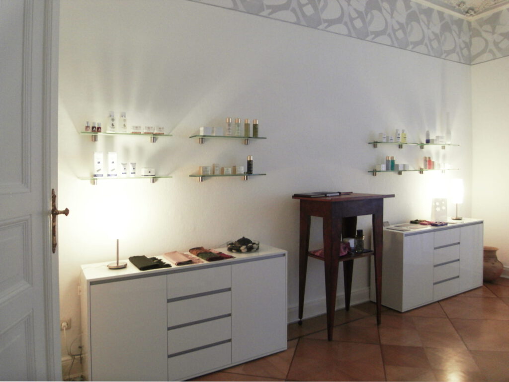 Sideboards und Regale mit Kosmetikartikeln