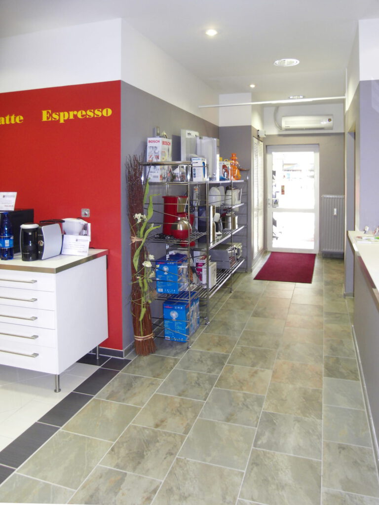 Verkaufsraum Ausgang nachher mit Raumöffnung und erfassbarem Warenangebot