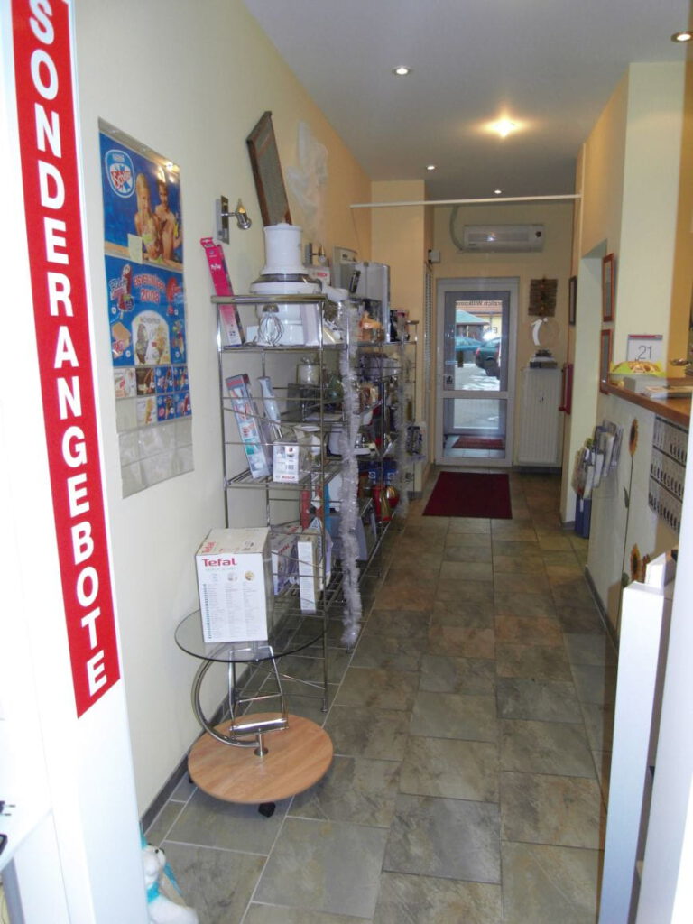 Verkaufsraum Ausgang vorher mit unübersichtlichem Warenangebot